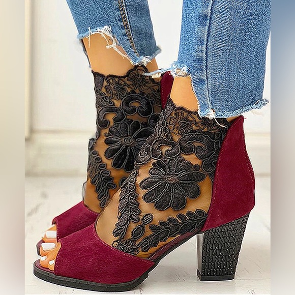 YASIRUN - Red Wine & Black Sheer & Lace Detail Peep-Toe Sandal - size 39 (7.5) - Picture 2 of 8